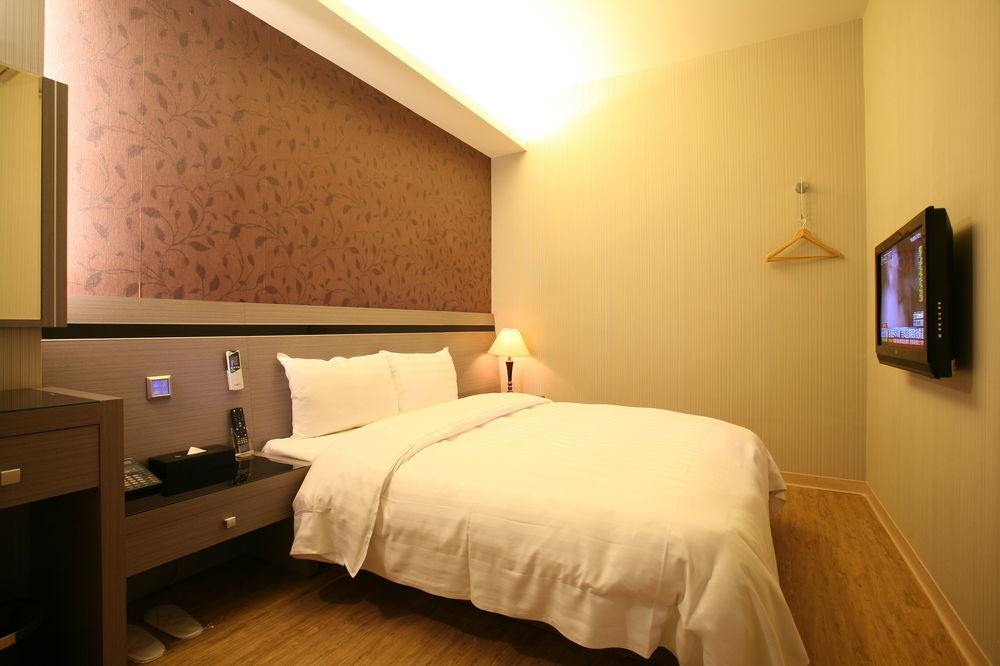 Military 75 Hotel Taichung Dış mekan fotoğraf