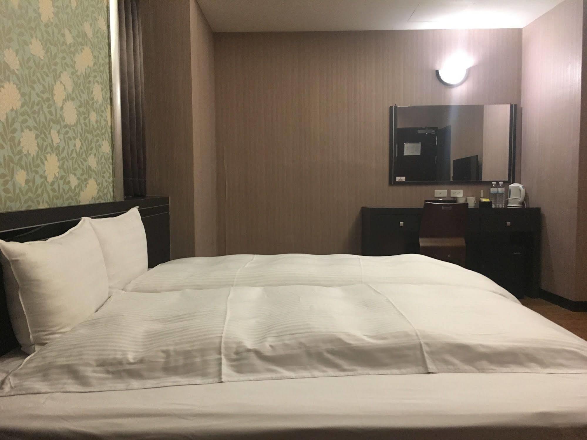Military 75 Hotel Taichung Dış mekan fotoğraf