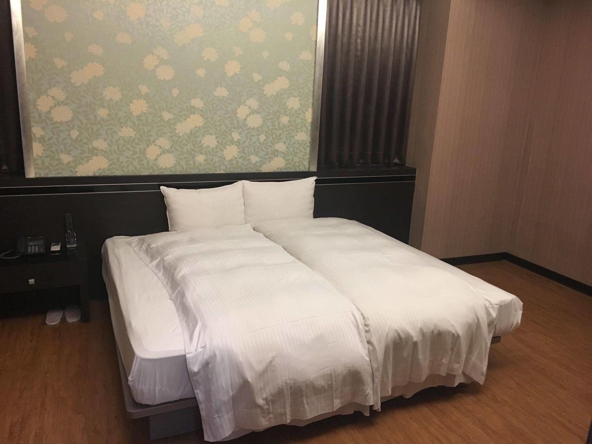 Military 75 Hotel Taichung Dış mekan fotoğraf